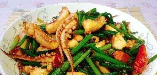 鲜嫩鱿鱼炒韮菜（美味健康的家常菜）