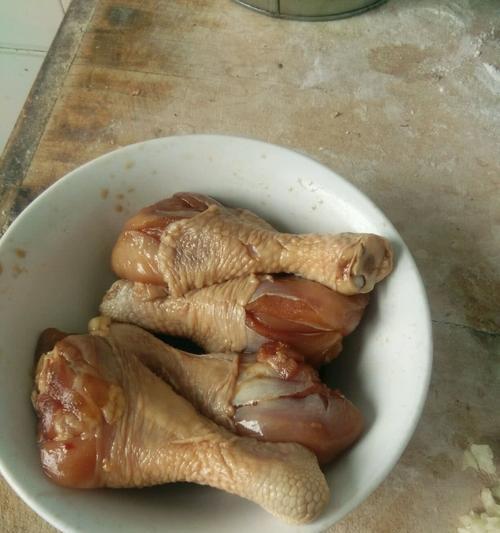 健康美味，以鲜香鸡腿汤为主题的美食探秘（炖出最鲜美的鸡腿汤）  第1张