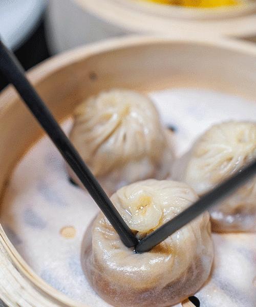 以鲜虾灌汤包为主角的美食故事（探寻制作灌汤包的秘诀）