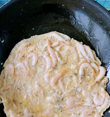 以丝瓜鲜虾饼为主角，尝试做出美味可口的佳肴（从选材到烹饪一步一步教你做丝瓜鲜虾饼）  第1张