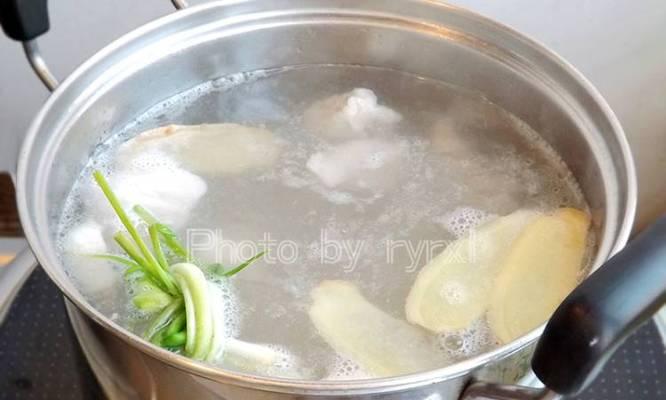 美味易制作的鲜味萝卜汤（家常汤菜）