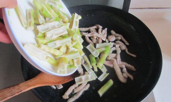 美味健康的鲜笋肉丝料理（用瘦肉和新鲜笋制作低脂健康的中式烹饪）  第1张