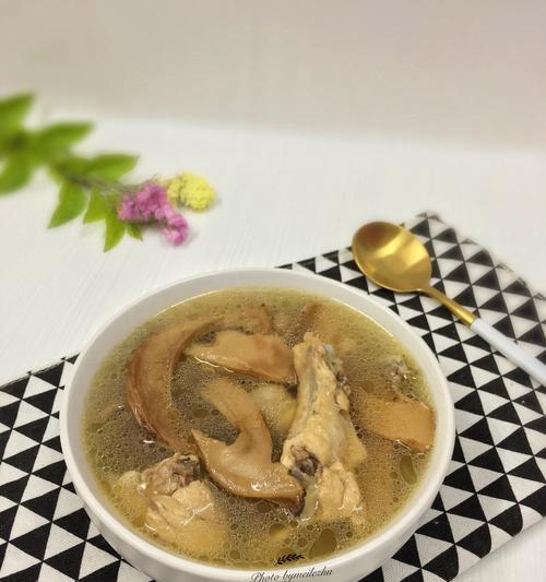 以鲜松茸鸡汤为基础的营养美食制作方法（用鲜松茸为基础）
