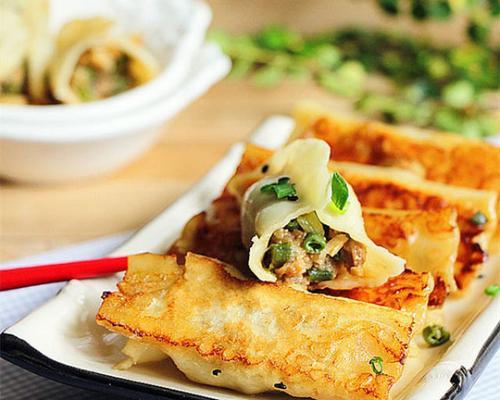如何制作美味的玉米鲜肉锅贴（一个简单易学的中式美食制作方法）