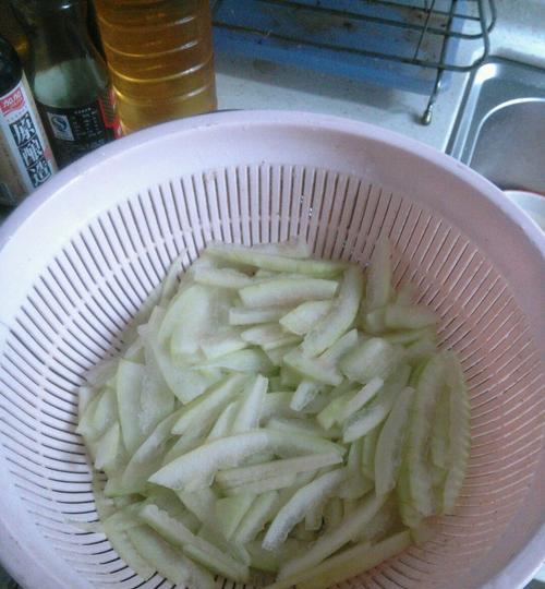 尝鲜热门，以西瓜皮粥的做法（健康美味）