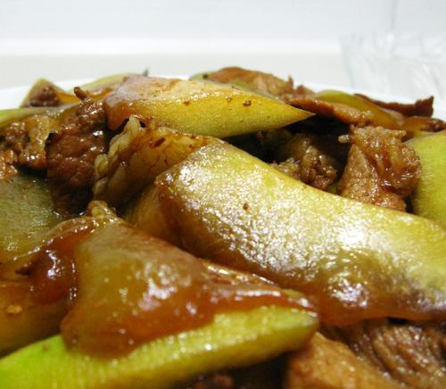 夏日清爽必备，教你做一道鲜香可口的以西瓜皮炒肉（清凉又开胃）  第1张
