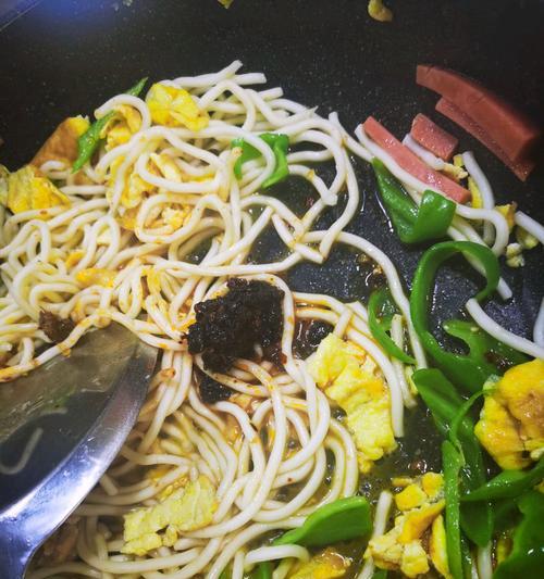 午餐肉丁炒面的家常做法（以多样食材制作丰富口感的午餐肉丁炒面）