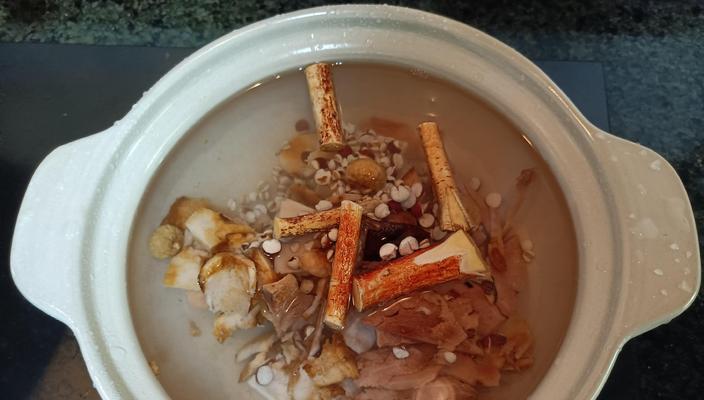 滋补养生，五指毛桃煲瘦肉汤（以中医理论为基础）  第1张