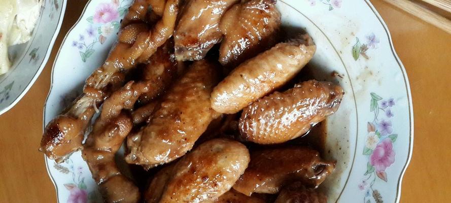 五香蜜汁鸡翅的制作方法（口感鲜美、简单易学的美食大杀器）