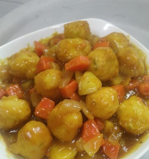 土豆咖喱虾的制作方法（学会如何烹制美味的咖喱虾）
