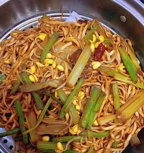 土豆豇豆角打卤面的做法（用新鲜蔬菜做出美味的打卤面）