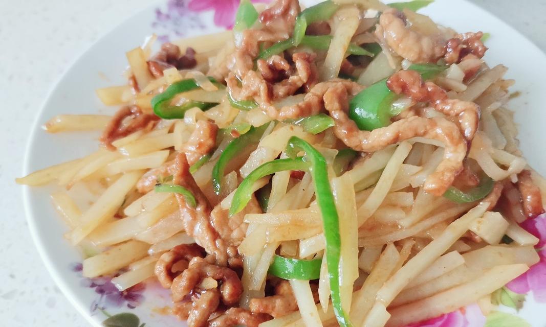 土豆尖椒炒肉的做法（又香又辣的家常美食）  第1张
