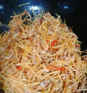 土豆胡萝卜肉丝的家常做法（健康美味又经济实惠）