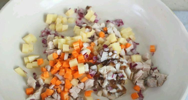 土豆胡萝卜肉闷饭——一道家常美食的制作方法（家庭必备菜谱）