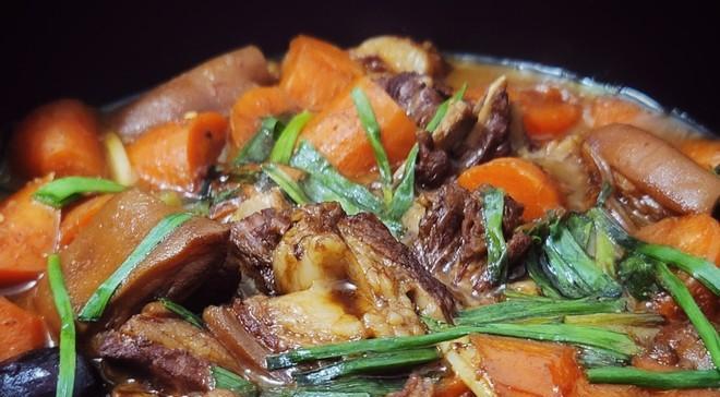 美味营养又简单——土豆胡萝卜炖羊肉（健康餐桌必备菜品）