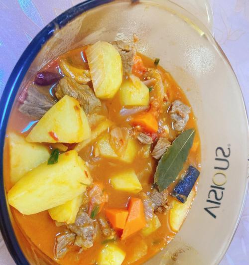 土豆胡萝卜炖牛腩的家常做法（营养丰富、味道鲜美）