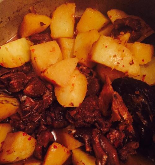 如何制作美味的土豆红烧鸭（传统美味佳肴）  第1张