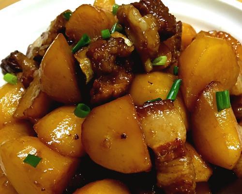 学会如何做一道美味的土豆红烧肉闷饭（家常料理）
