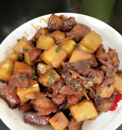 土豆红烧肉的美味做法（如何用土豆让红烧肉更加入味）  第1张