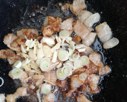 用土豆和海带烧制美味猪肉（做法简单易学）  第1张