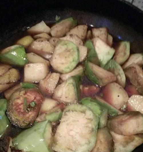 家常美食-土豆炖茄子（用土豆炖出鲜美茄子）