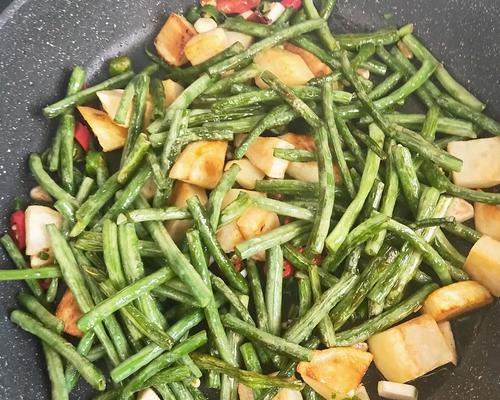 土豆炖豇豆，营养美味不容错过（15个段落）  第1张