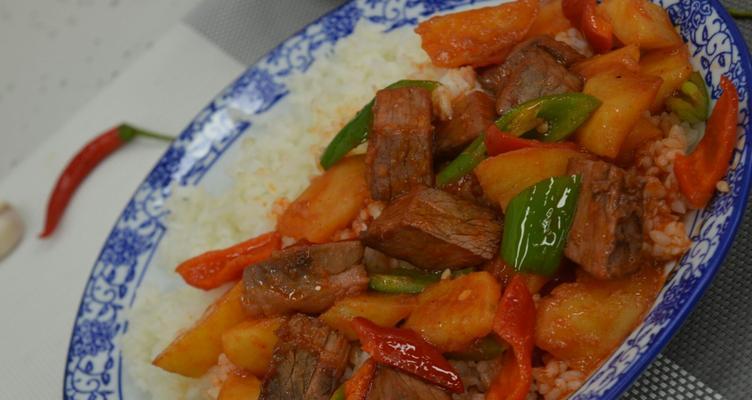 营养丰富的土豆丁盖浇饭（家常菜谱）