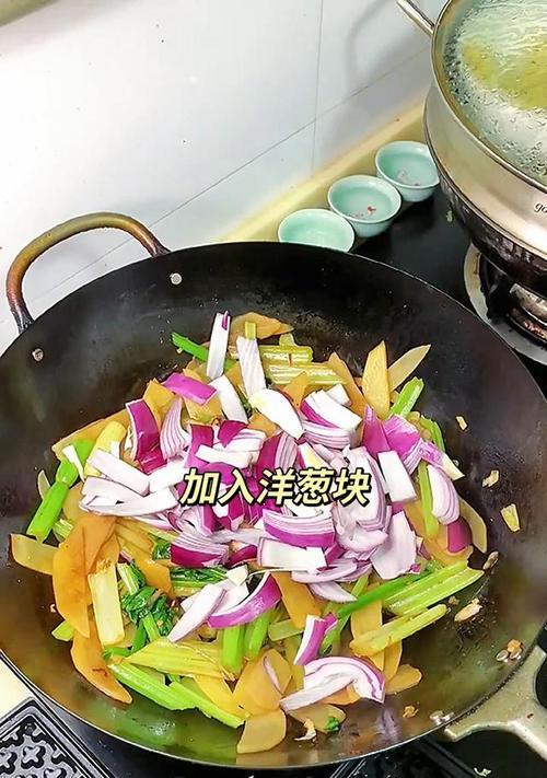 土豆炒洋葱的做法（家常美食）  第1张