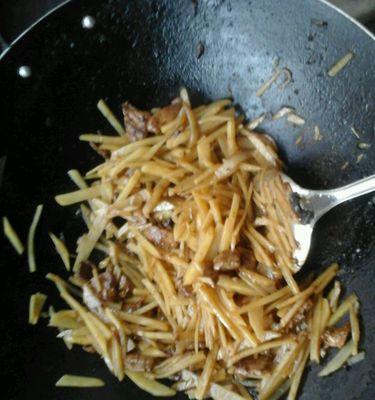 家常美食-土豆炒肉丝（营养丰富）