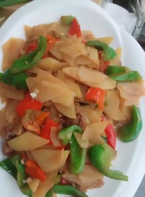 用土豆与青椒做出的美味佳肴（炒土豆青椒的做法与秘诀）  第1张