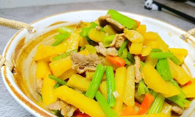 土豆爆芹菜做法（简单易学）  第1张