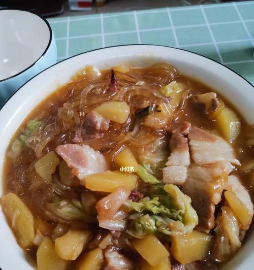 一道暖心的家常菜——土豆白菜汤（健康美味的冬季汤品/土豆是关键/家庭厨房必备的食谱）  第1张