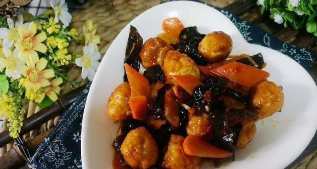 土豆鹌鹑蛋烧排骨的制作方法（家常菜肴好滋味）