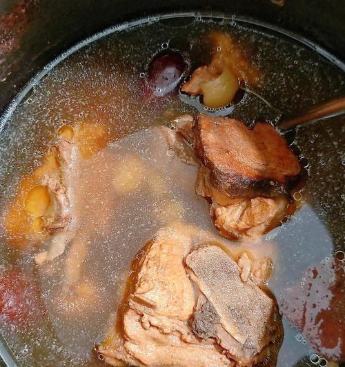 以筒骨土伏苓去湿汤的做法及功效（中医秘方治疗湿气重、水肿等症状）
