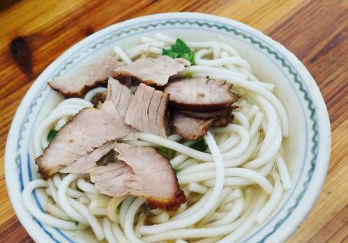 如何制作美味的筒骨清汤粉（学会制作这道经典美食）  第1张