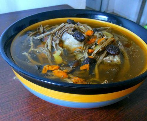 筒骨茶树菇汤（以茶树菇为主料）