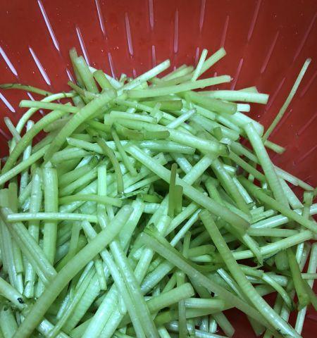 茼蒿杆儿腊肉丝的制作方法（健康美味的家常小菜）  第1张
