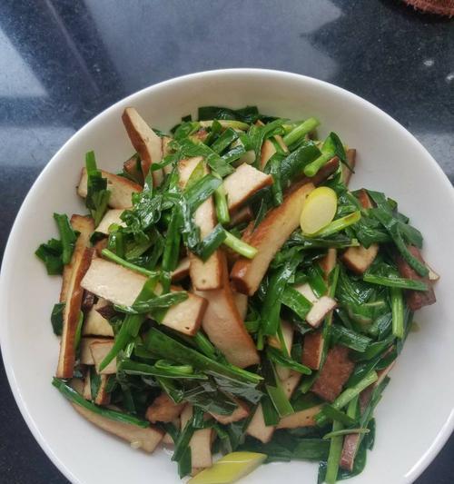 家常菜做法分享——茼蒿炒香干（用清爽的茼蒿搭配香嫩的豆干）  第1张