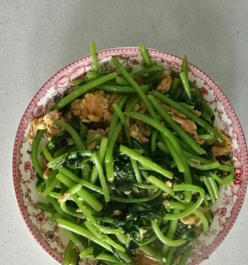 以茼蒿炒蛋，一道营养丰富的家常菜（茼蒿与鸡蛋的完美组合）  第1张