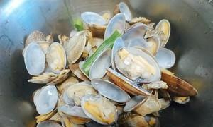 用蒜蓉蚝油烹饪鲜美蚬子（一道美味又健康的海鲜佳肴）