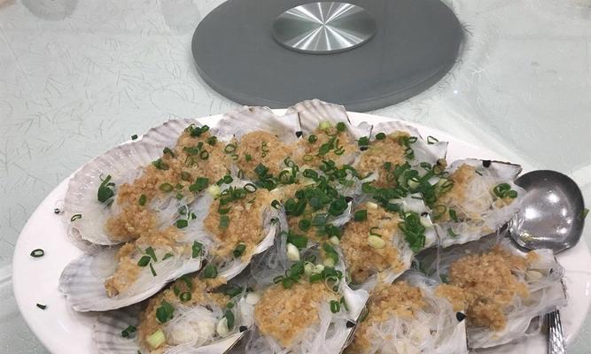 蒜蓉粉丝蒸元贝的美味做法（让您在家也能品尝餐厅级美食）  第1张