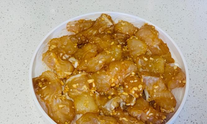 口感鲜美的蒜蓉粉丝蒸鱼做法（以清淡的海味为主）  第1张
