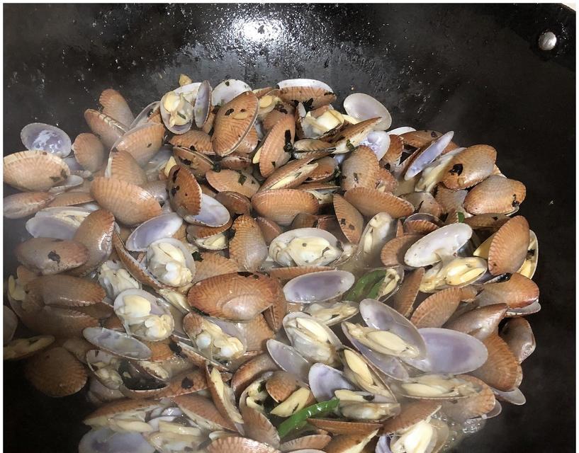 蒜蓉豆豉紫苏炒花甲美味做法（家常菜谱必备）  第1张