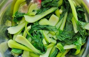 如何烹饪美味蒜蓉炒油菜（用新鲜蔬菜与传统风味调味）  第1张