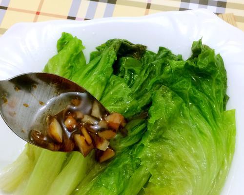 蒜蓉炒西生菜的做法（美味健康的家常菜）  第1张