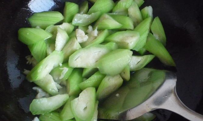 蒜蓉炒丝瓜的做法（家常美食）  第1张