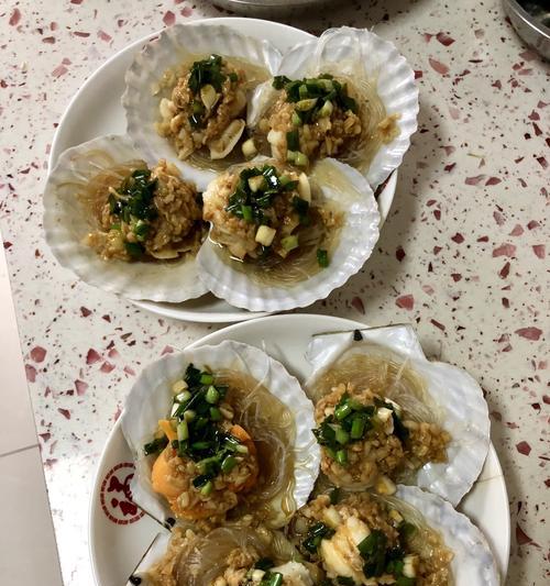 蒜蓉菜脯珠粉丝扇贝的制作方法（一道美味清爽的海鲜菜肴）