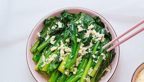 一道简单美味的下饭菜，以油菜为主角的健康美食（一道简单美味的下饭菜）