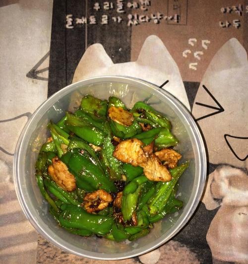 美味烤生蚝的做法（以蒜柠青椒为调料）