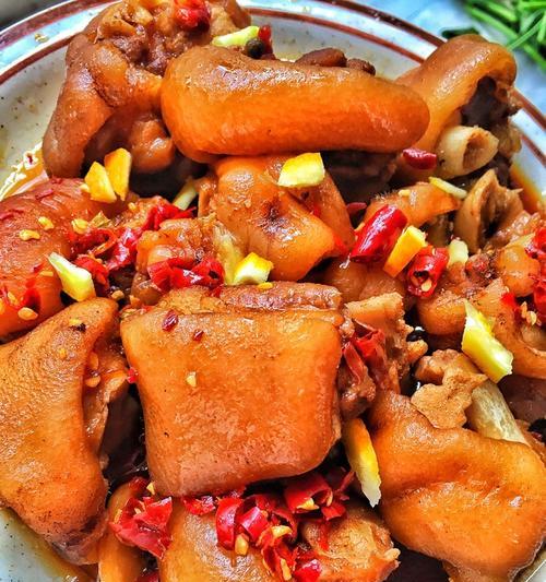 香气扑鼻，鲜美可口——蒜泥猪蹄的烹饪方法（一道家常菜的制作技巧及食用建议）  第1张